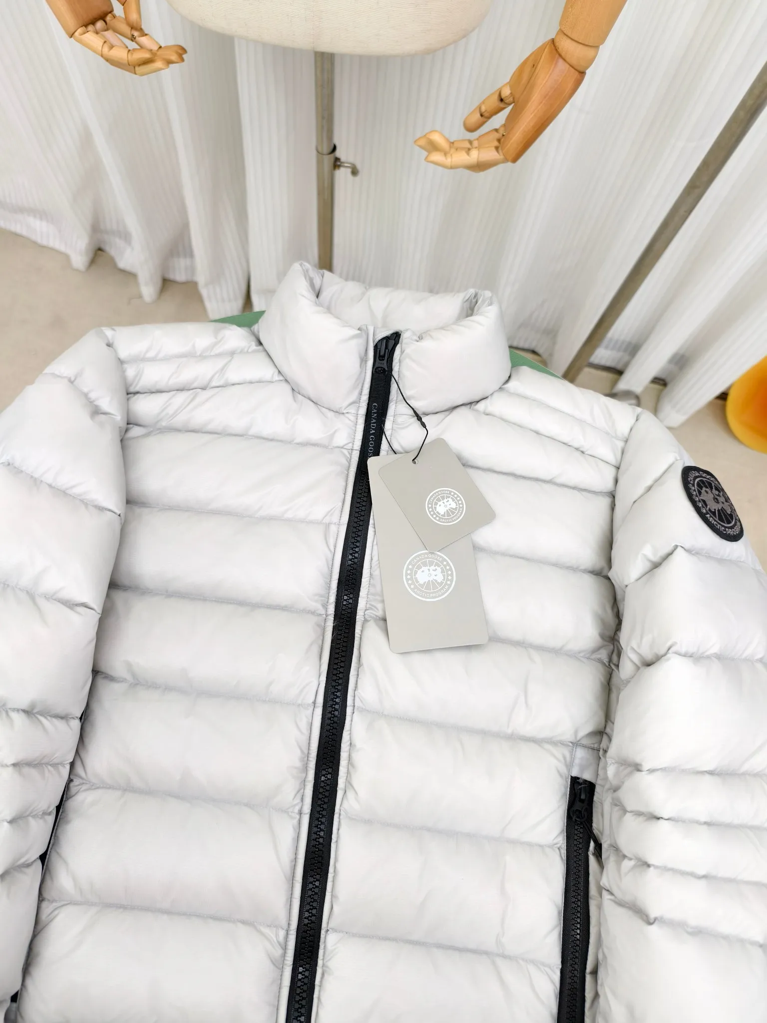 P880 2228M model (high version) Canada goose Crofton down jacket, this is a down jacket suitable for late autumn and early winter: on cold and rainy mornings, it can be used as a layer of warmth inside the rainproof jacket, and can be worn alone in the late autumn and early winter with a little bit of coolness. Filled with white duck down. The Crofton Jacket is a versatile, lightweight and versatile piece that even packs itself in for easy transport. The inner layer has removable elastic straps, making the jacket easy to carry on the shoulder and hands-free. 2 zippered hand pockets with fleece fabric on the knuckle side for softness and warmth. Color: black with black label, black with red label, ocean blue, superoxide blue, silver birch red label, silver birch black label Size: XS-2XL